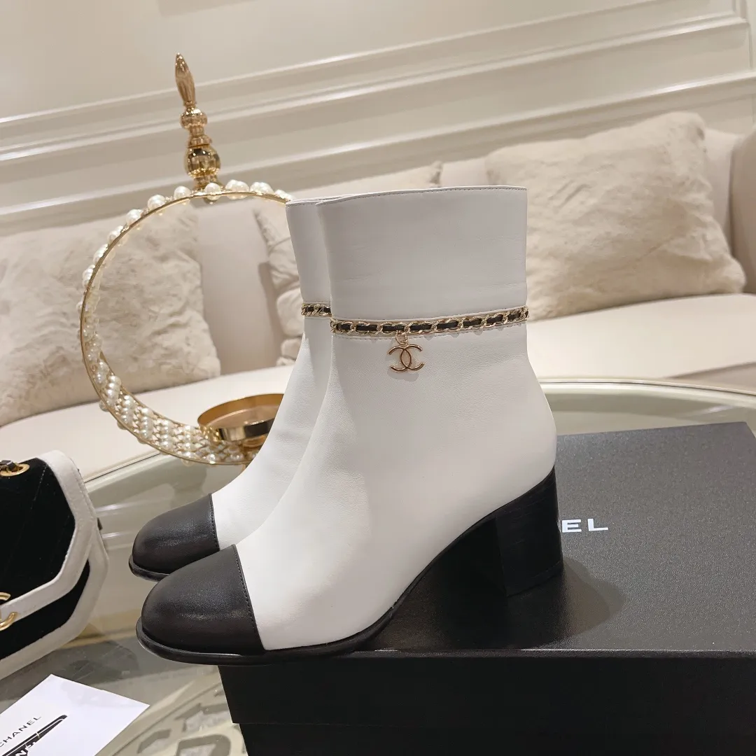 👟👟Ex-factory price 700👟👟 2025 Xiaoxiang chanel high quality counter grade 𝙎𝙡𝙞𝙣𝙜-𝙗𝙖𝙘𝙠🌈〰͏ chanelaa® Xiaoxiang new chain ⛓️slimming short boots Top purchasing level rare items are new 🍾👟👟 ━━━━━ ЅᏇєєt ━━━━━ 🍒 Upper: Italian imported calfskin ➕ Chanel’s unique chain element Lining: Imported comfortable and soft sheepskin lining for foot pads Outsole: Exclusive molding of Italian imported genuine leather outsole Color: Black/White/Apricot Size: 34 to 40 (34, 41, 42 are customized and non-returnable and non-exchangeable) Packaging: The latest full set of packaging from the counter shoe industry